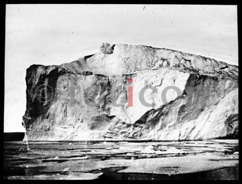 Eisberg | Iceberg - Foto foticon-600-simon-meer-363-012-sw.jpg | foticon.de - Bilddatenbank für Motive aus Geschichte und Kultur